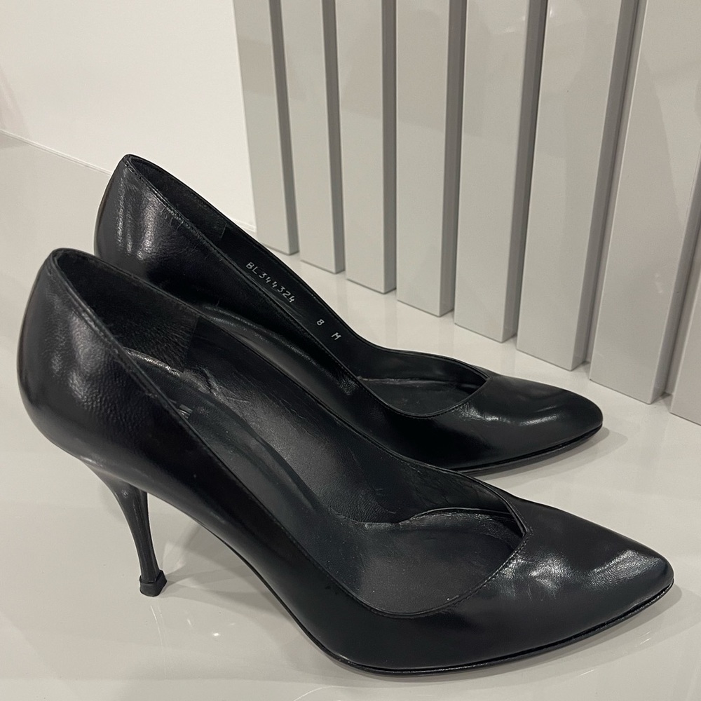 Stuart Weitzman Women’s Black Leather Eva 100 pointed toe pump in 38 like new